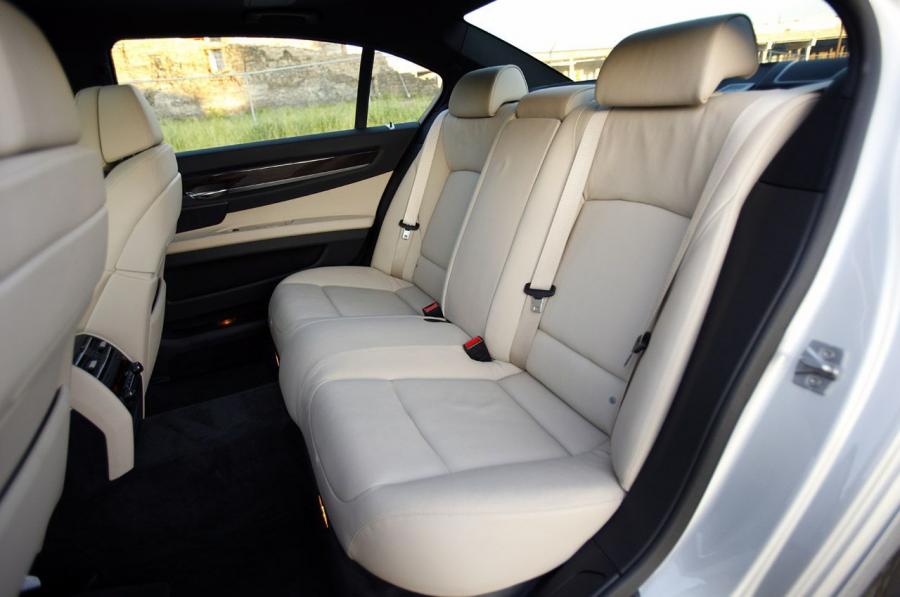 BMW 740Li 2011 года  (фото 11 из 48)